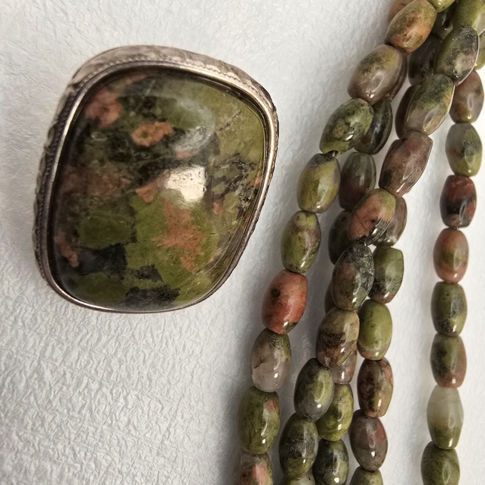 Elegant Green and Pink Stone Necklace - Picture 6 of 10